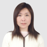 姚教授，催眠老師，穿著白色毛衣，表情溫和且專業。